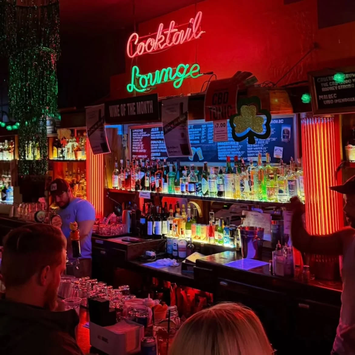 Big Chicks — Bar in Chicago