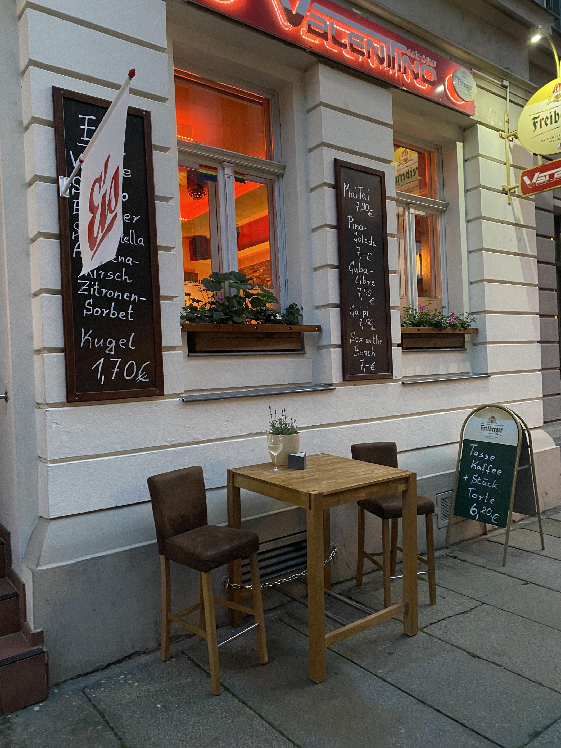 Valentino cafe & bar